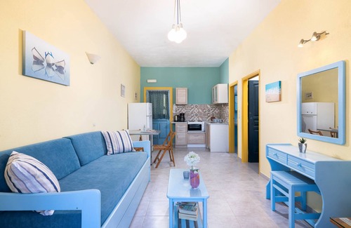 Makry Gialos House | Relax at Afroditi Apartments with Pool & Ocean View