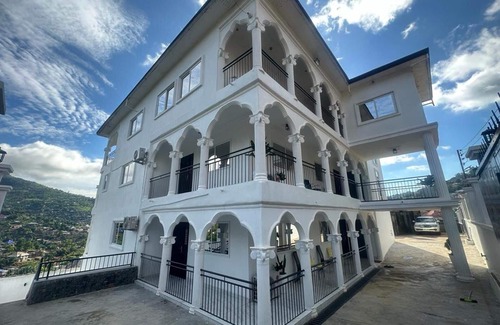 Freetown Apartment | Ideal After 5 Apartment with En-suite Bedrooms & Breakfast