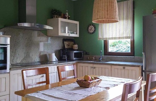 Queo de Abaixo House | Family-Friendly AG Casa Bértoa with Garden & Outdoor Dining