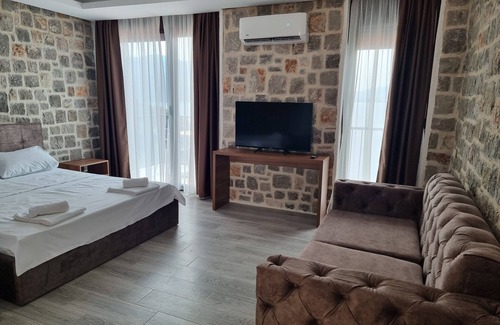 Rose Hotel | Agape Rose: Family-Friendly Hotel with Pool & Kitchen
