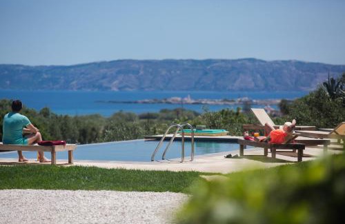 Kaliviani Apartment | Relax at Agarathos Traditional Rooms with Pool & Ocean Views