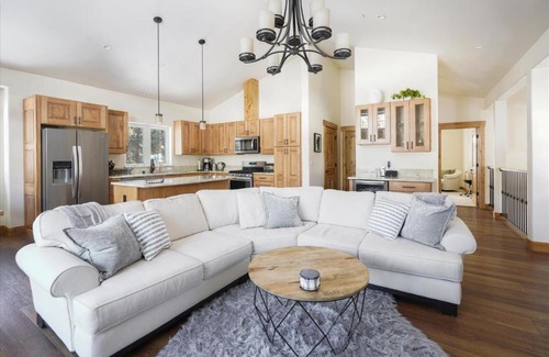 Tahoe Vista House | Agate Bay Gem: Cozy Fireplace & Family-Friendly Retreat