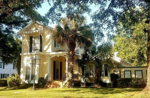 Mobile House | Agatha's Historic Home: Premier Stay with Free Parking & Wi-Fi