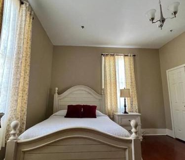 Mobile House | Agatha's Historic Home: Premier Stay with Free Parking & Wi-Fi