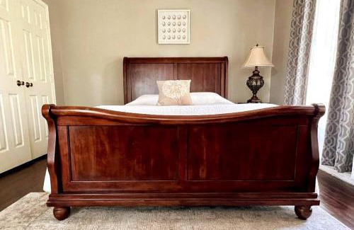 Mobile House | Agatha's Historic Home: Premier Stay with Free Parking & Wi-Fi