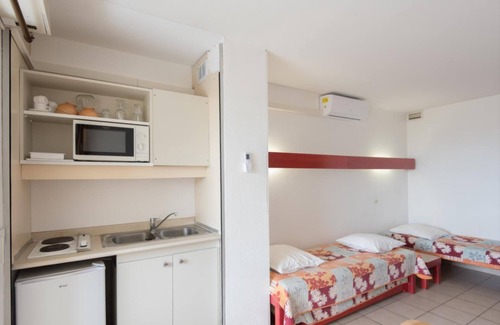 Cap d'Agde Resort | Agathea Studio: Cozy Retreat with Private Pool & Spa
