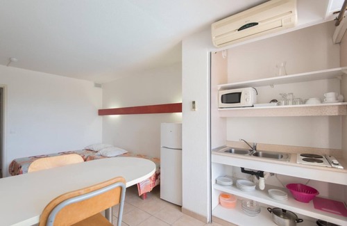 Cap d'Agde Resort | Agathea Studio: Cozy Retreat with Private Pool & Spa
