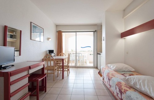 Cap d'Agde Resort | Agathea Studio: Cozy Retreat with Private Pool & Spa