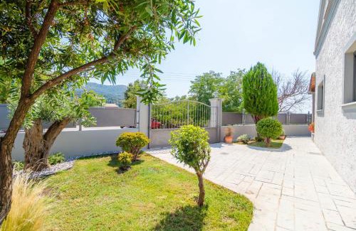 Petaleia House | Agathis Home: Family-Friendly Retreat with Exceptional Reviews