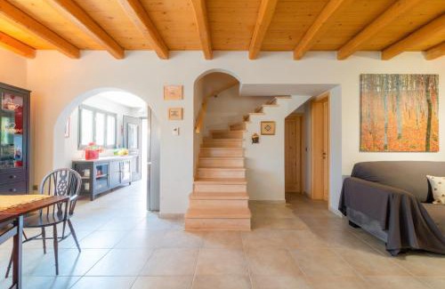Petaleia House | Agathis Home: Family-Friendly Retreat with Exceptional Reviews