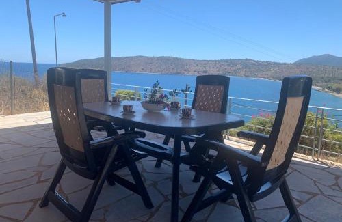 Karvelas House | Seaside Serenity at Ageranos Seaview House - Rated 9.4/10