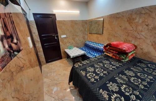 Lajpat Nagar Apartment | Comfortable Aggarwal Guest House with Full Kitchen & WiFi