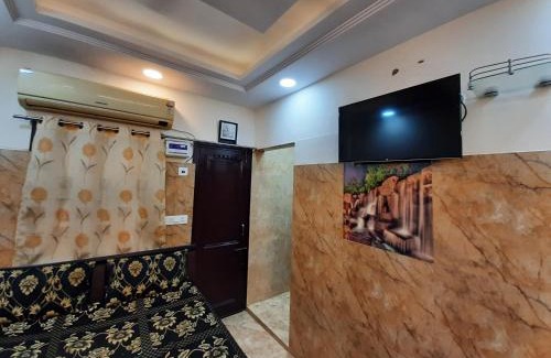 Lajpat Nagar Apartment | Comfortable Aggarwal Guest House with Full Kitchen & WiFi