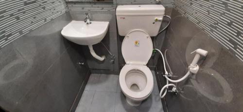 Lajpat Nagar Apartment | Comfortable Aggarwal Home Stay with Private Kitchen & Wi-Fi