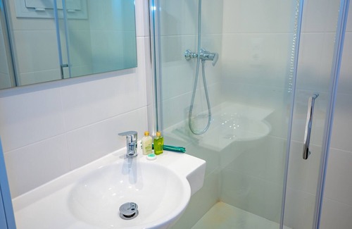 Roses Town Center Hotel | Cozy Agi Gloria Rooms: Oceanfront Hostel in Roses Girona