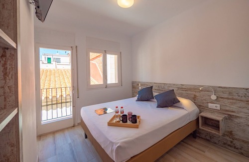 Roses Town Center Hotel | Cozy Agi Gloria Rooms: Oceanfront Hostel in Roses Girona