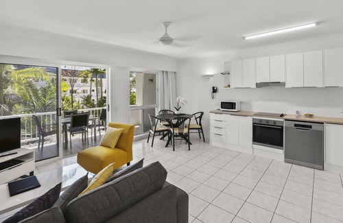 Clifton Beach Apartment | Beachfront Agincourt Apartments with Ocean Views & Pool