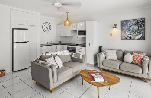 Clifton Beach Apartment | Beachfront Agincourt Apartments with Ocean Views & Pool