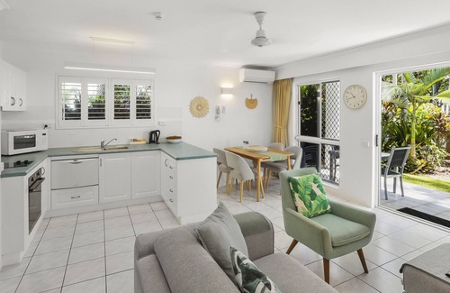 Clifton Beach Apartment | Beachfront Agincourt Apartments with Ocean Views & Pool