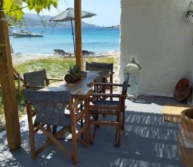 Kimolos House | Beachfront Agios Nikolaos House in Kimolos - 10/10 Rated