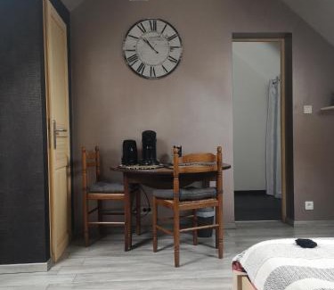Langeais Bed & Breakfast | Cozy Private Room with Independent Entrance for Families