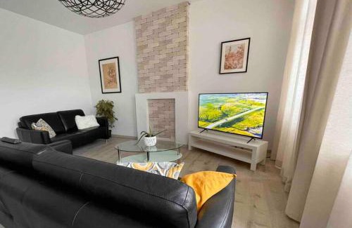 Ans Apartment | Cozy Duplex Steps from Amenities with Eco-Friendly Comfort
