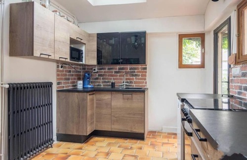 Olivet House | Cozy Townhouse with Garden: Family & Pet-Friendly Stay