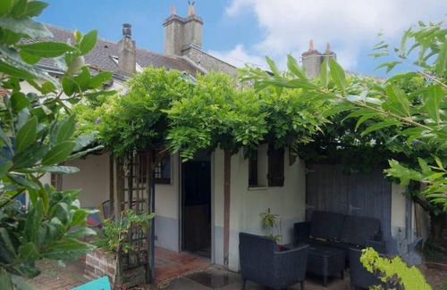 Olivet House | Cozy Townhouse with Garden: Family & Pet-Friendly Stay