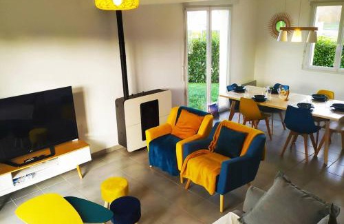Dozule House | Modern Retreat: Family-Friendly Getaway Near Sea & Countryside