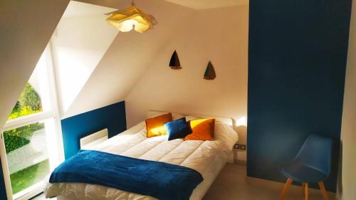 Dozule House | Modern Retreat: Family-Friendly Getaway Near Sea & Countryside