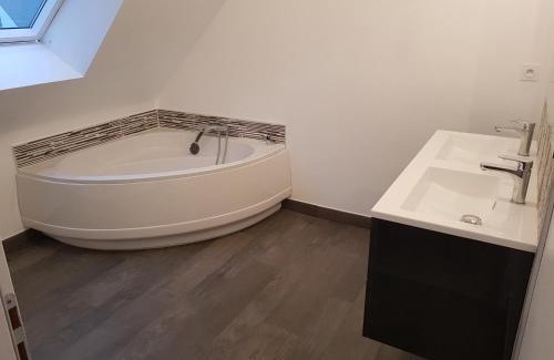 Le Hezo House | Modern Family Retreat with Hot Tub & High Guest Ratings