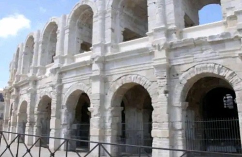 Arles City Centre Apartment | Cozy Studio Steps from the Arenas with Great Amenities