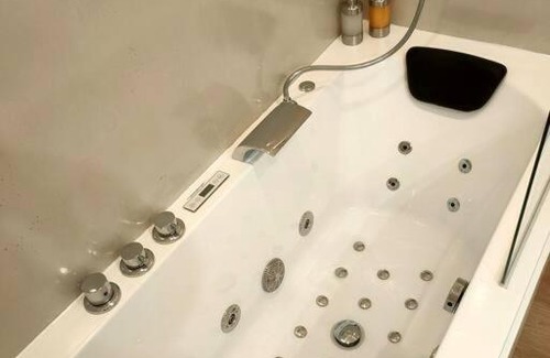Perigueux Apartment | Cozy Coderc Studio with Hot Tub & 9/10 Guest Rating