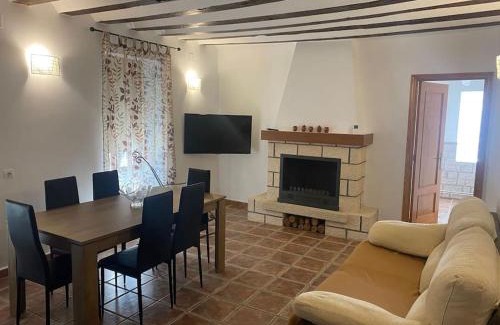 Graja de Iniesta House | Cozy Retreat with Fireplace & BBQ - Perfect for Families