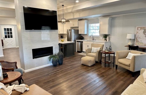Tyler Apartment | Pet-Friendly Retreat@Agreeable Gray with Central Location