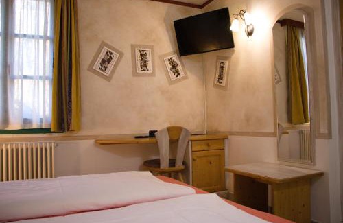 Pellizzano House | Explore Agritur Bontempelli: Pet-Friendly Retreat with Dining