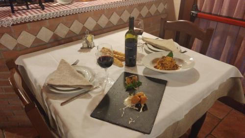 Voghiera House | Relax at Agriturismo Alla Strozza with Pool & Breakfast