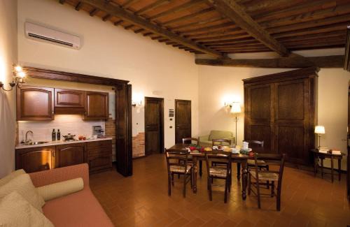 Terranuova Bracciolini House | Pet-Friendly Agriturismo Antico Borgo Poggitazzi Retreat