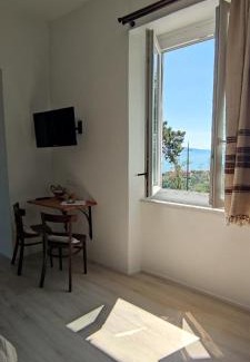 La Spezia House | Relax at Agriturismo Belvedere: Oceanfront Bliss Awaits