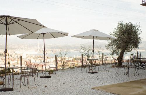 La Spezia House | Relax at Agriturismo Belvedere: Oceanfront Bliss Awaits