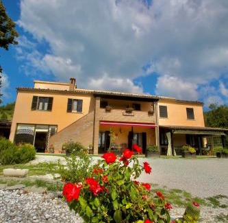 Piobbico Apartment | Relaxing Getaway at Agriturismo Cà Licozzo with Pool & Hot Tub