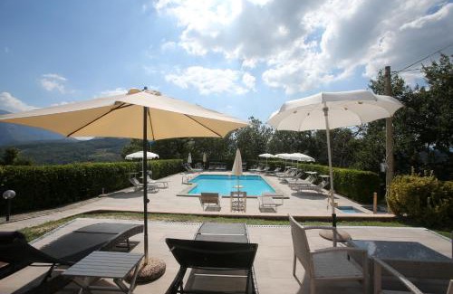 Piobbico Apartment | Relaxing Getaway at Agriturismo Cà Licozzo with Pool & Hot Tub