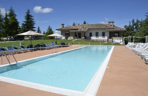 Urbino Apartment | Family-Friendly Retreat at Agriturismo Cà Mignone with Pool