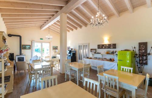 Ponti sul Mincio House | Cozy Agriturismo Colle Dei Pivi: Pet-Friendly Oasis with Spa