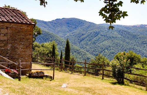 Arezzo House | Tribbiano: Family-Friendly Tuscan Retreat with Pool