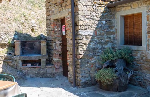 Arezzo House | Tribbiano: Family-Friendly Tuscan Retreat with Pool