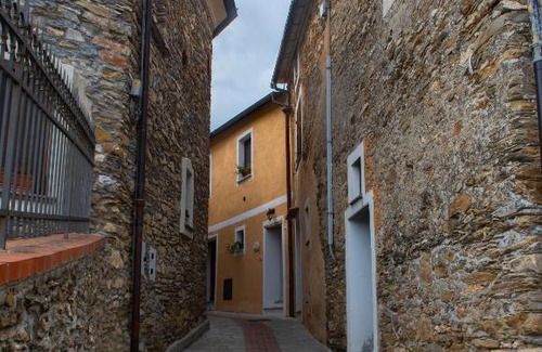 Capitolo-Costa House | Top-Rated Agriturismo De Ferrari: Family-Friendly Retreat
