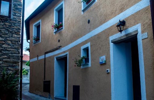Capitolo-Costa House | Top-Rated Agriturismo De Ferrari: Family-Friendly Retreat