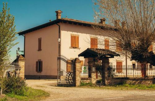Castelfranco Emilia House | Charming Agriturismo Garzolé: Pet-Friendly with Breakfast