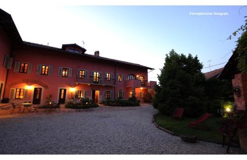 Barolo Bed & Breakfast | Discover Agriturismo Il Gioco Dell'Oca: Pet-Friendly Retreat